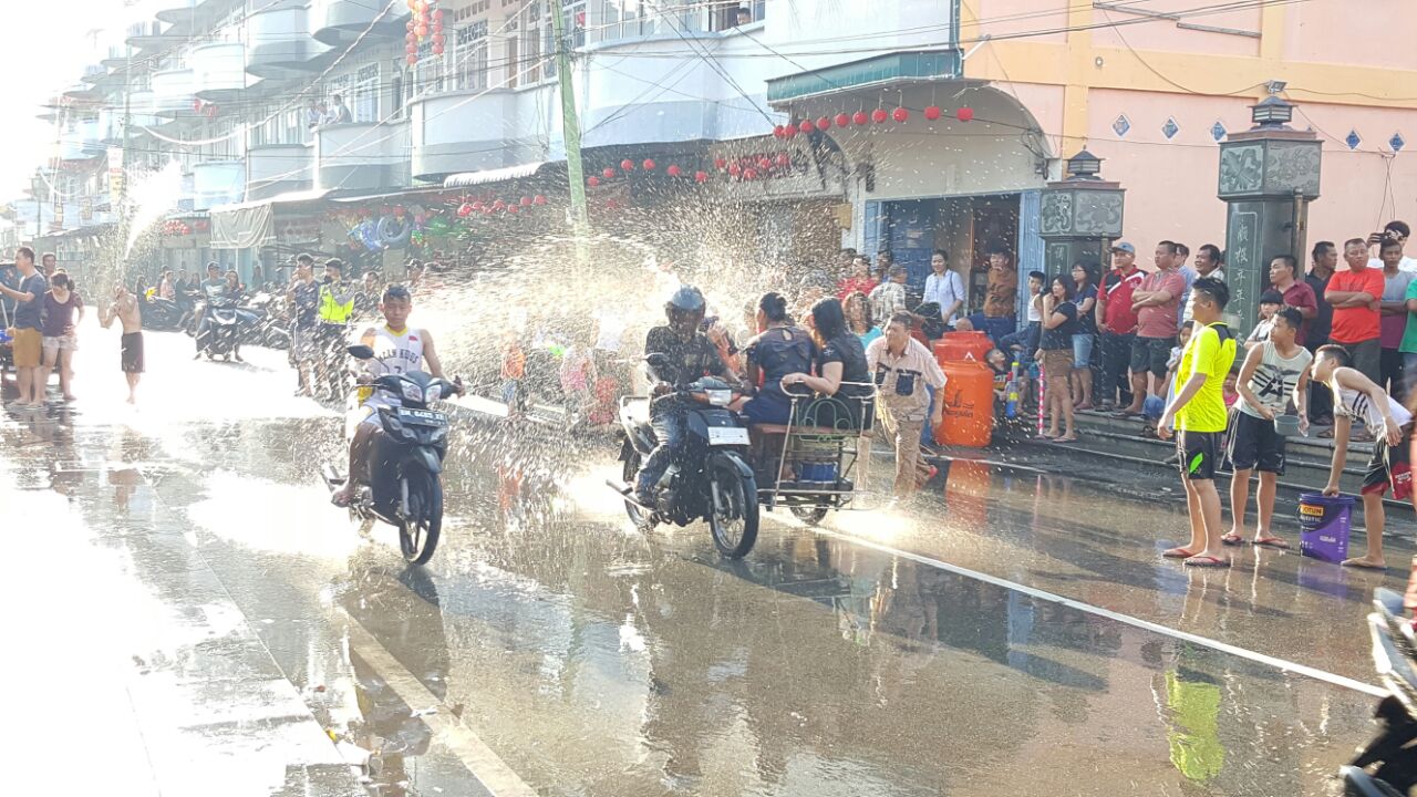 Suasana festival perang air saat perayaan Imlek di Kota Selatpanjang